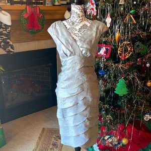 💗3/$12💗 London Times Beautiful Sleeveless Silver Metallic Tiered Accent Dress